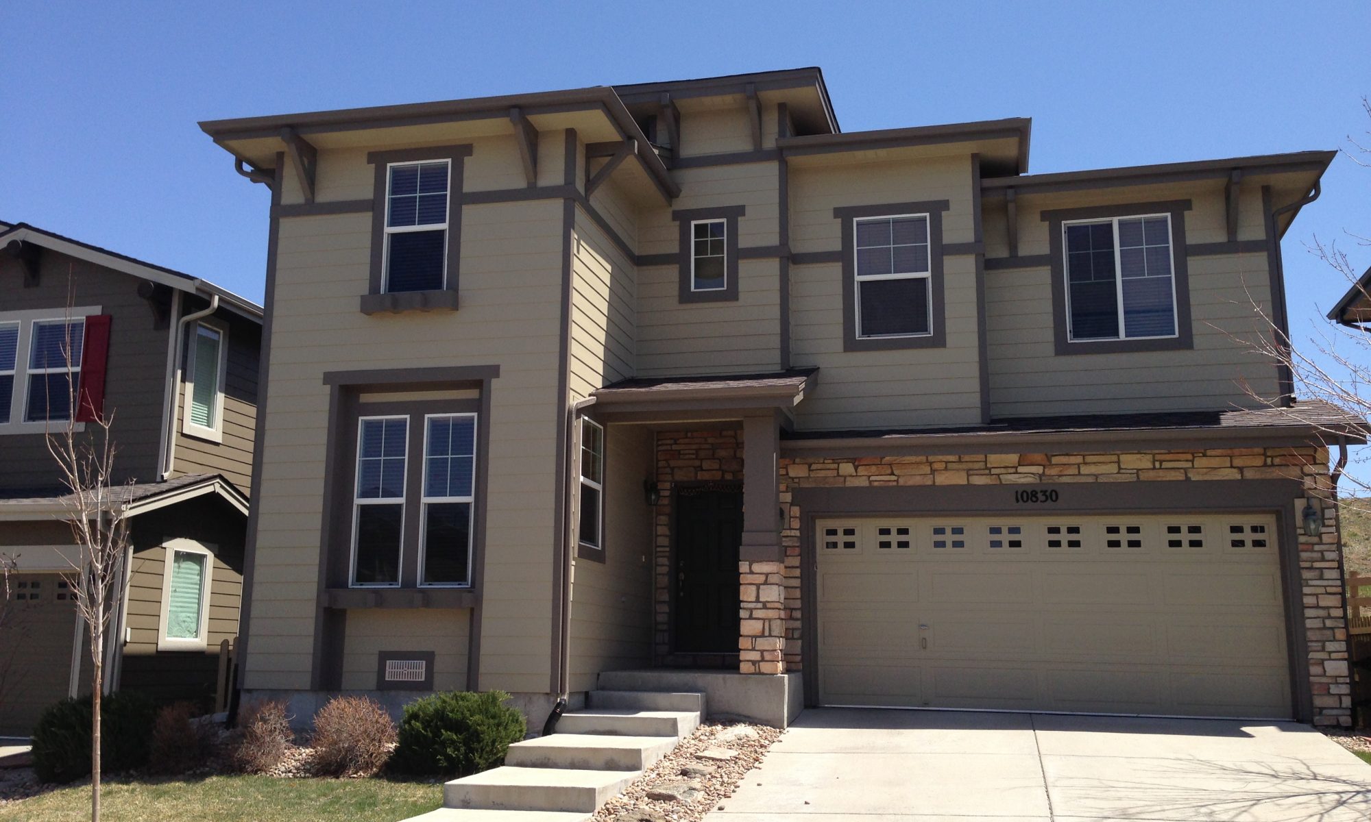 Tan House With Dark Brown Accents Vivax Pros